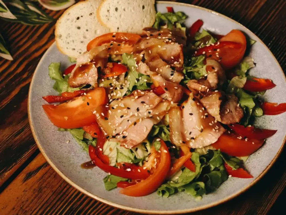 Салат с беконом и крутонами